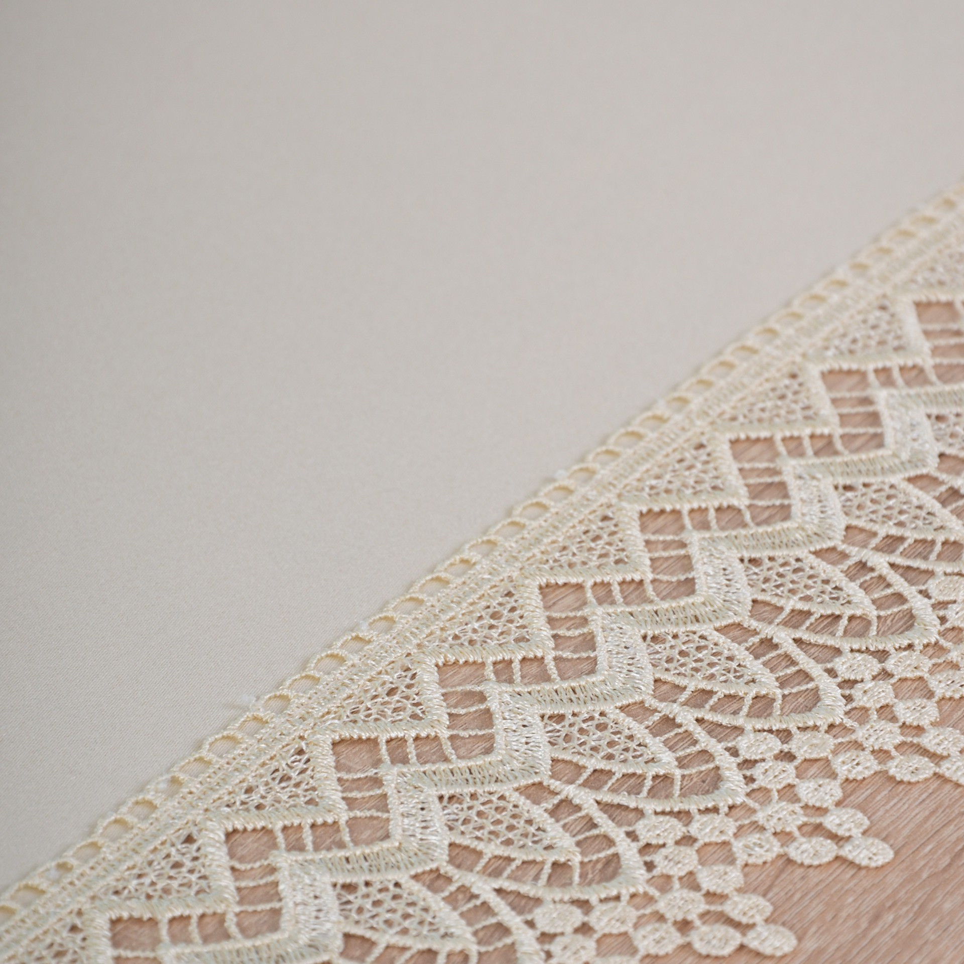 Obrus z Gipiurą 114 – Beżowy Obrus z Gipiurą 114 – Beżowy