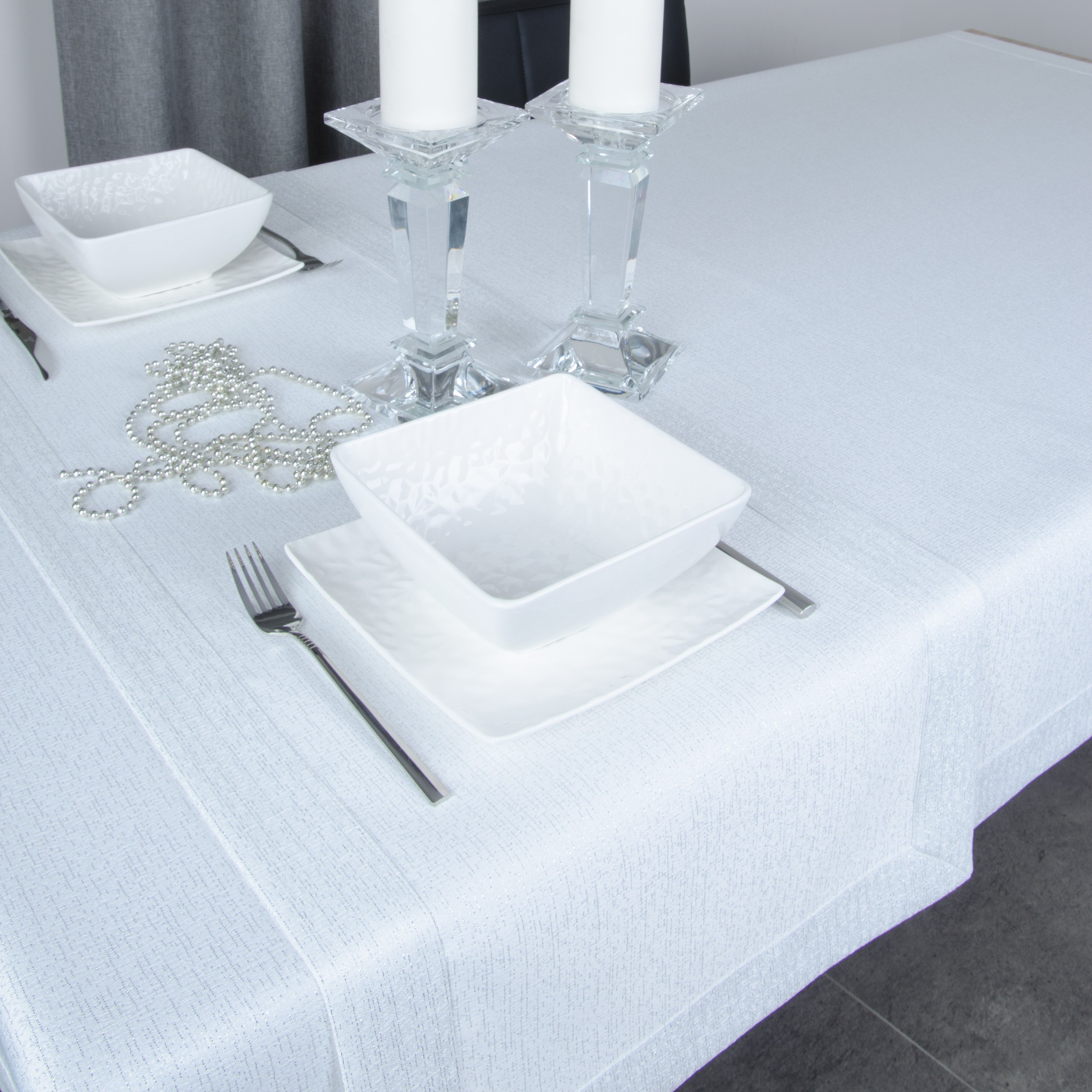 Obrus Werona – Biały ze srebrną nitką Obrus Werona – Biały ze srebrną nitką