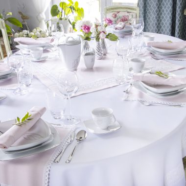 Podpowiadamy, jak przygotować wyjątkowy stół na uroczysty obiad – 4 rzeczy, o których musisz pamiętać.