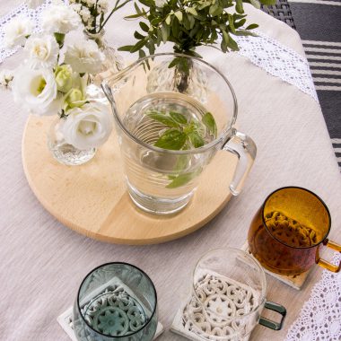 Jak udekorować taras tekstyliami by był praktyczny i piękny? Skorzystaj z 3 niezawodnych porad!