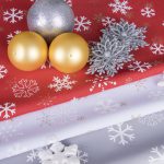 Obrus Świąteczny Śnieżynki – Szary Obrus Świąteczny Śnieżynki – Szary