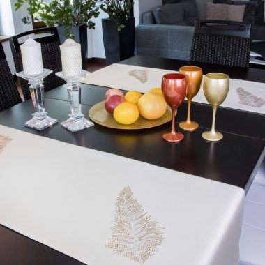 Ozdoby stołu i inne tekstylia, które wprowadzą do wnętrz jesienny nastrój – najmodniejsze kolory i motywy.