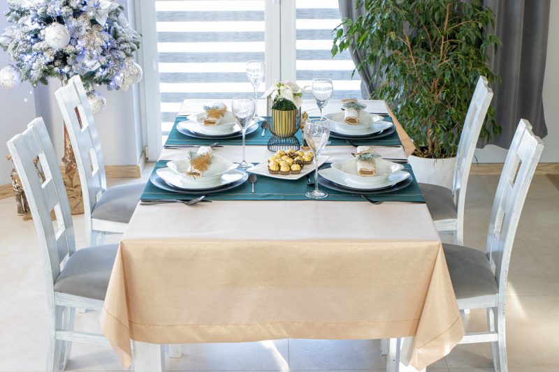 Jak ułożyć bieżnik na stole?