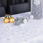 Obrus Świąteczny Śnieżynki – Biel Srebro Obrus Świąteczny Śnieżynki – Biel Srebro