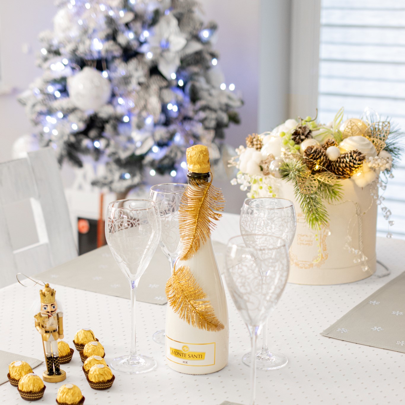 Obrus Kropki Lux – Biel Srebro Obrus Kropki Lux – Biel Srebro