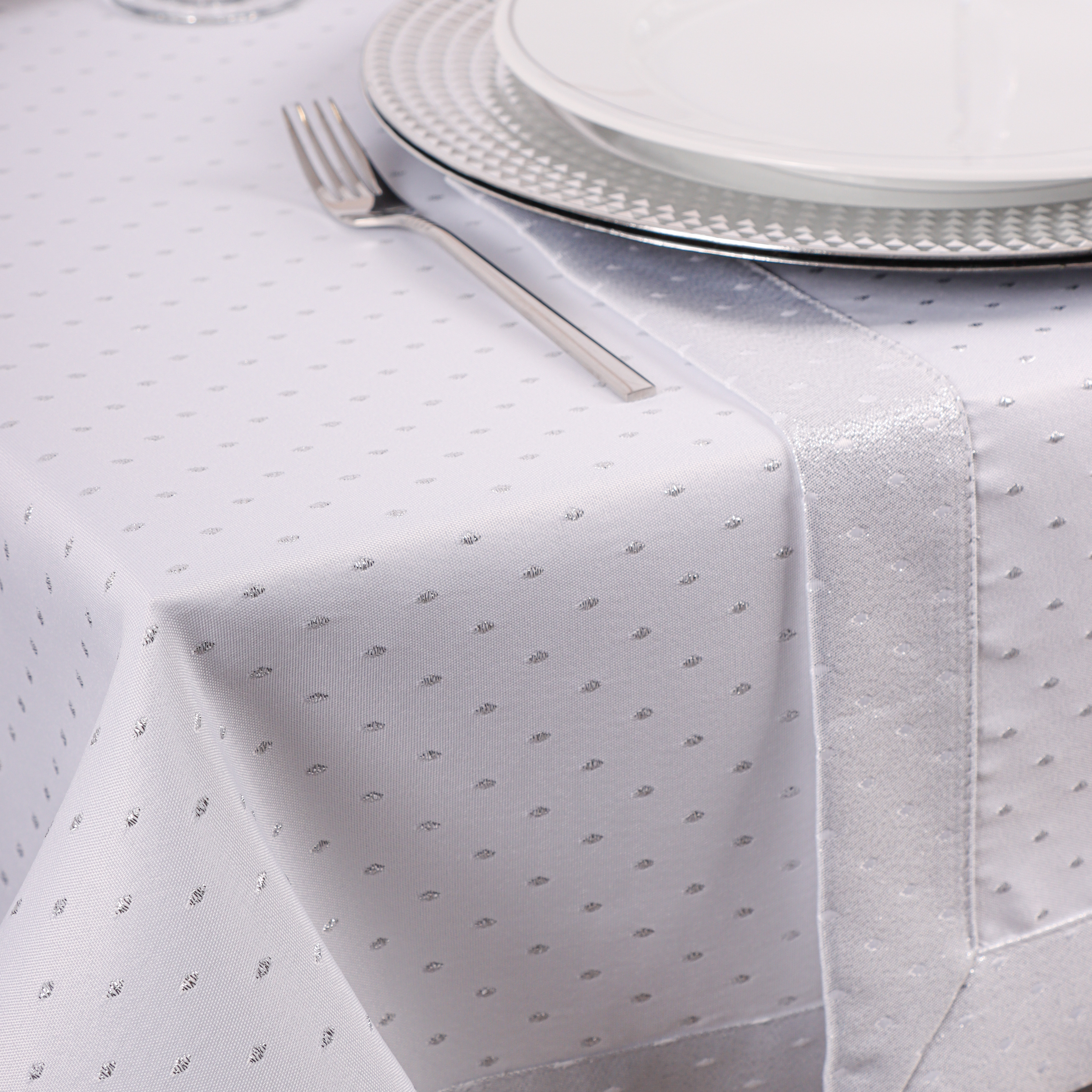 Obrus Kropki Lux – Biel Srebro Obrus Kropki Lux – Biel Srebro