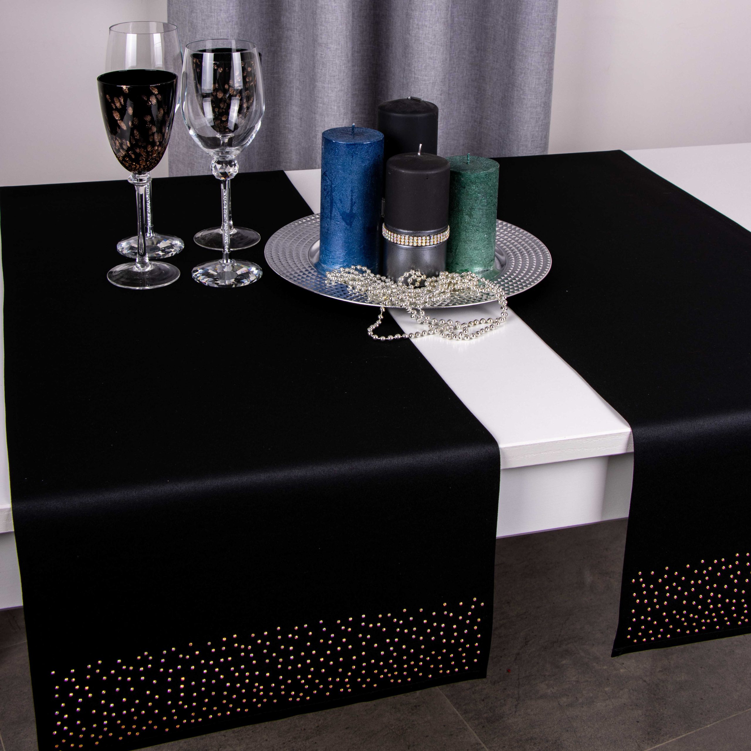 Bieżnik Brylant – Czarny ze złotymi dżetami Bieżnik Brylant – Czarny ze złotymi dżetami