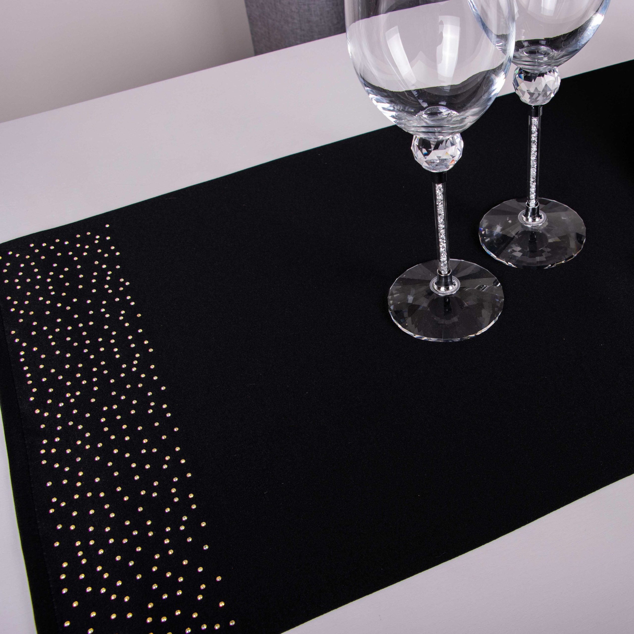 Bieżnik Brylant – Czarny ze złotymi dżetami Bieżnik Brylant – Czarny ze złotymi dżetami