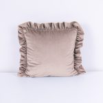 Poszewka welwetowa z falbanką – Beż