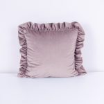 Poszewka welwetowa z falbanką – Pudrowy róż Poszewka welwetowa z falbanką – Pudrowy róż