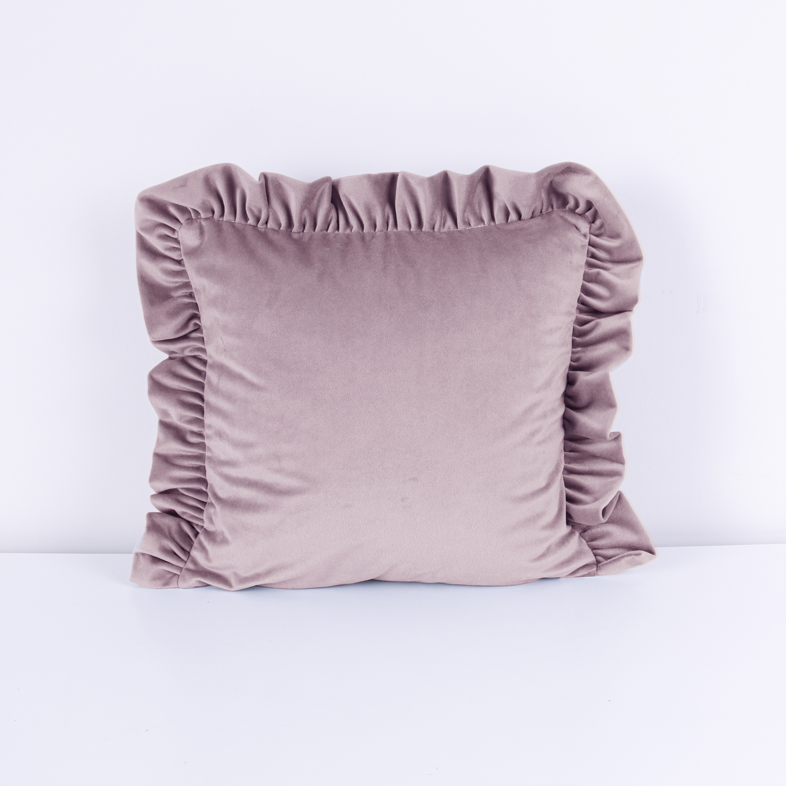 Poszewka welwetowa z falbanką – Pudrowy róż Poszewka welwetowa z falbanką – Pudrowy róż