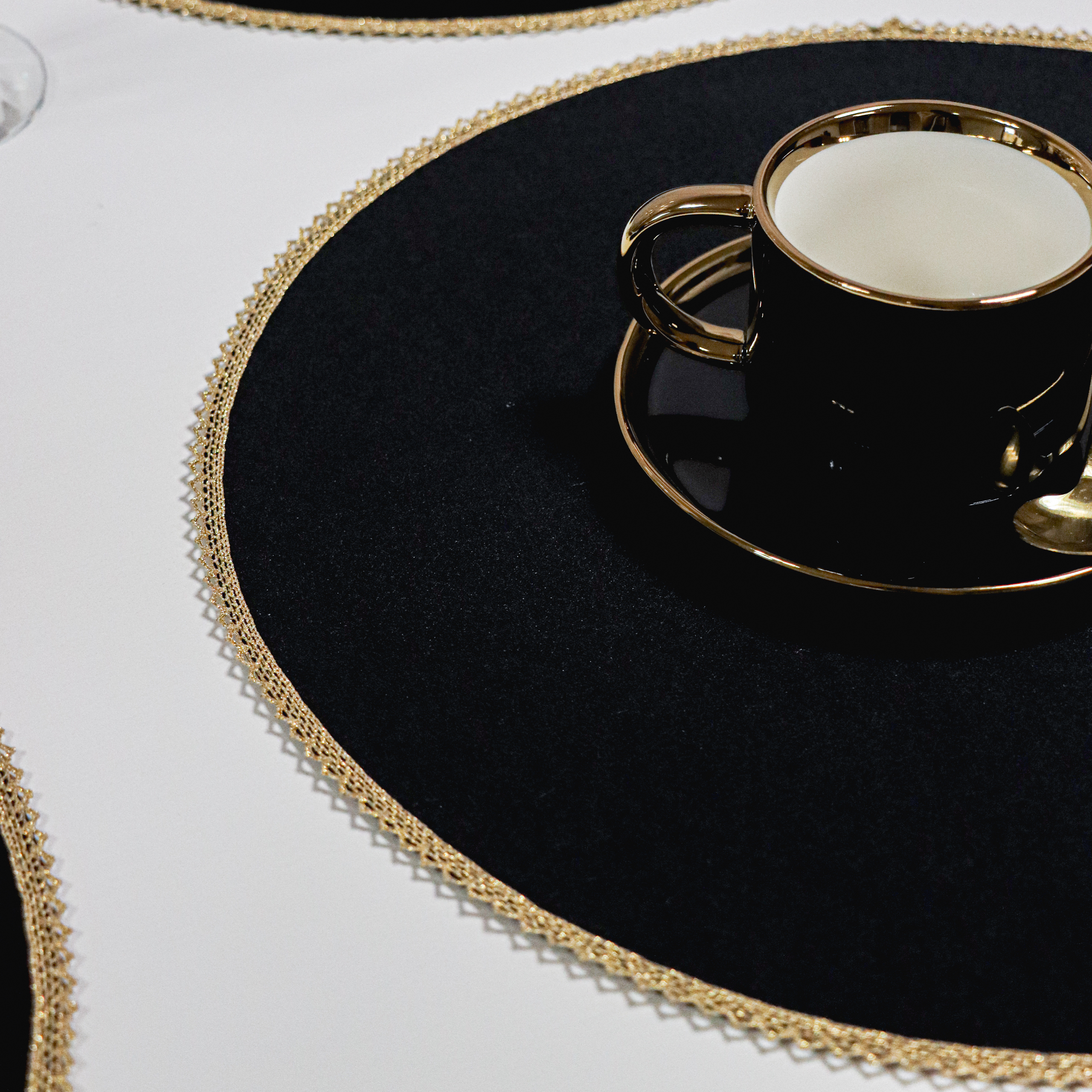Podkładka okrągła z koronką – Czarna + złoto Podkładka okrągła z koronką – Czarna + złoto