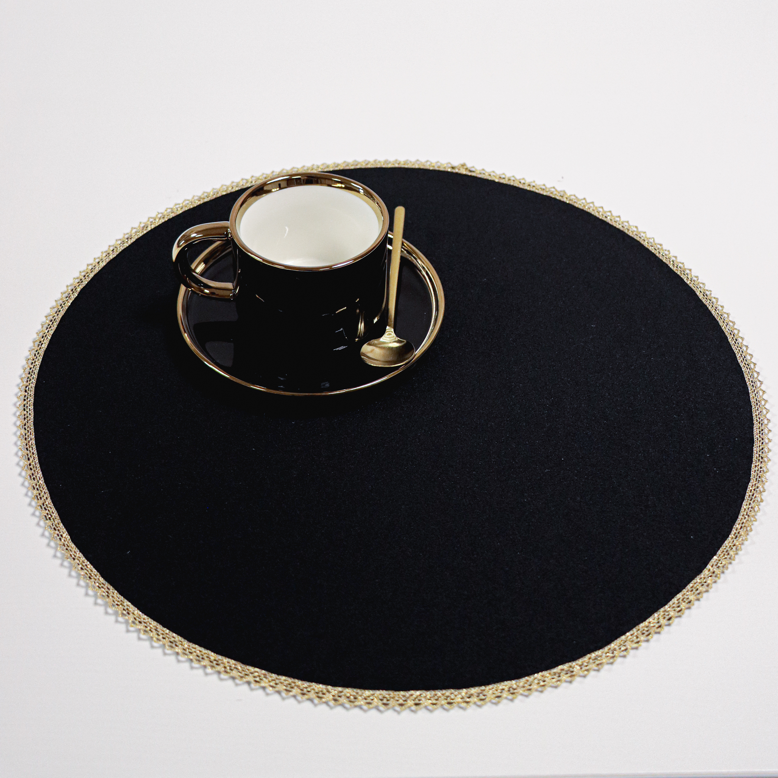 Podkładka okrągła z koronką – Czarna + złoto Podkładka okrągła z koronką – Czarna + złoto