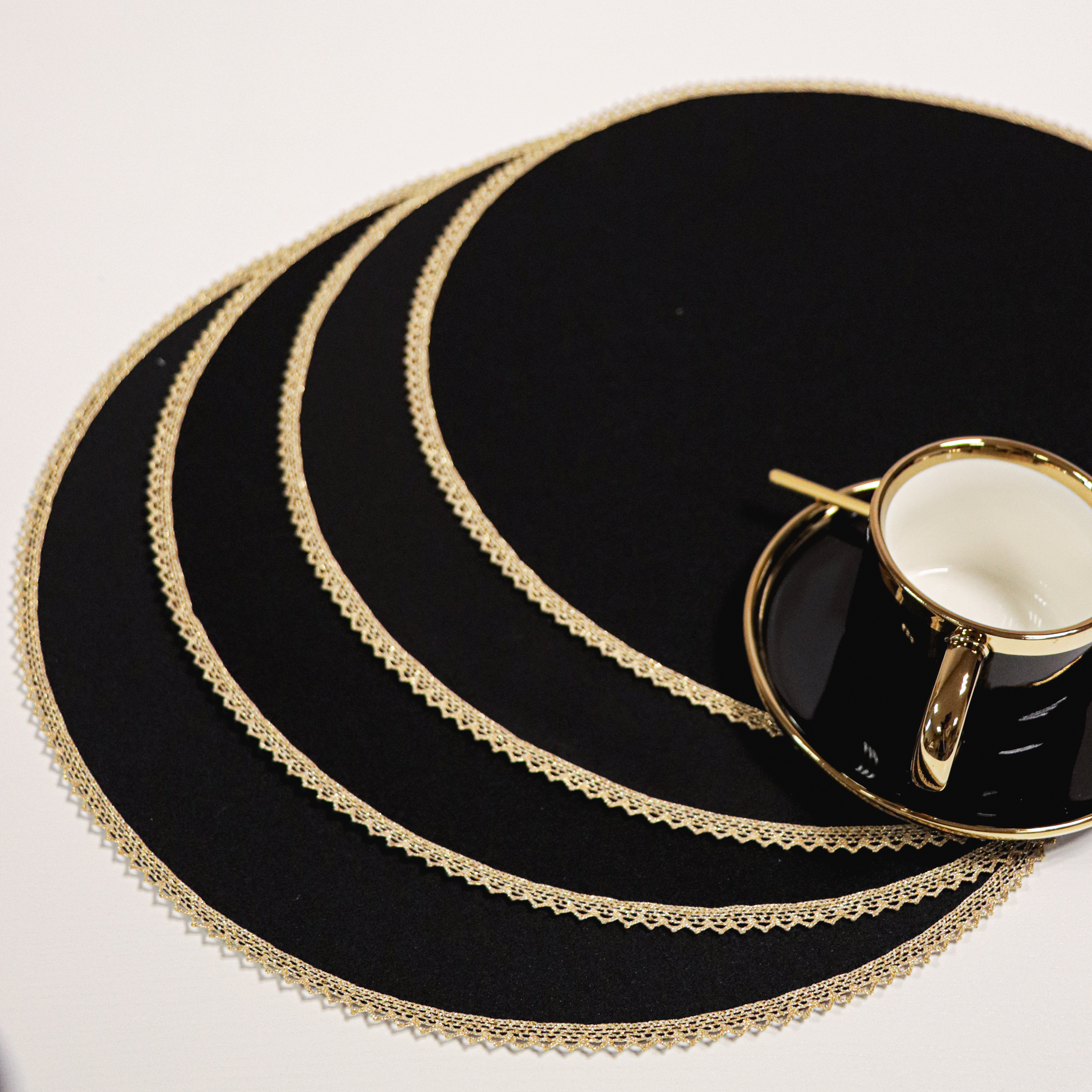Podkładka okrągła z koronką – Czarna + złoto Podkładka okrągła z koronką – Czarna + złoto