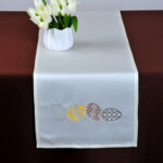 Pas Wielkanocny ze wzorem – biały z żółtym jajkiem Pas Wielkanocny ze wzorem – biały z żółtym jajkiem