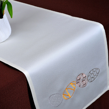 Pas Wielkanocny ze wzorem – biały z żółtym jajkiem Pas Wielkanocny ze wzorem – biały z żółtym jajkiem