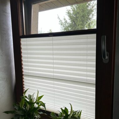 Jak prać plisy okienne?