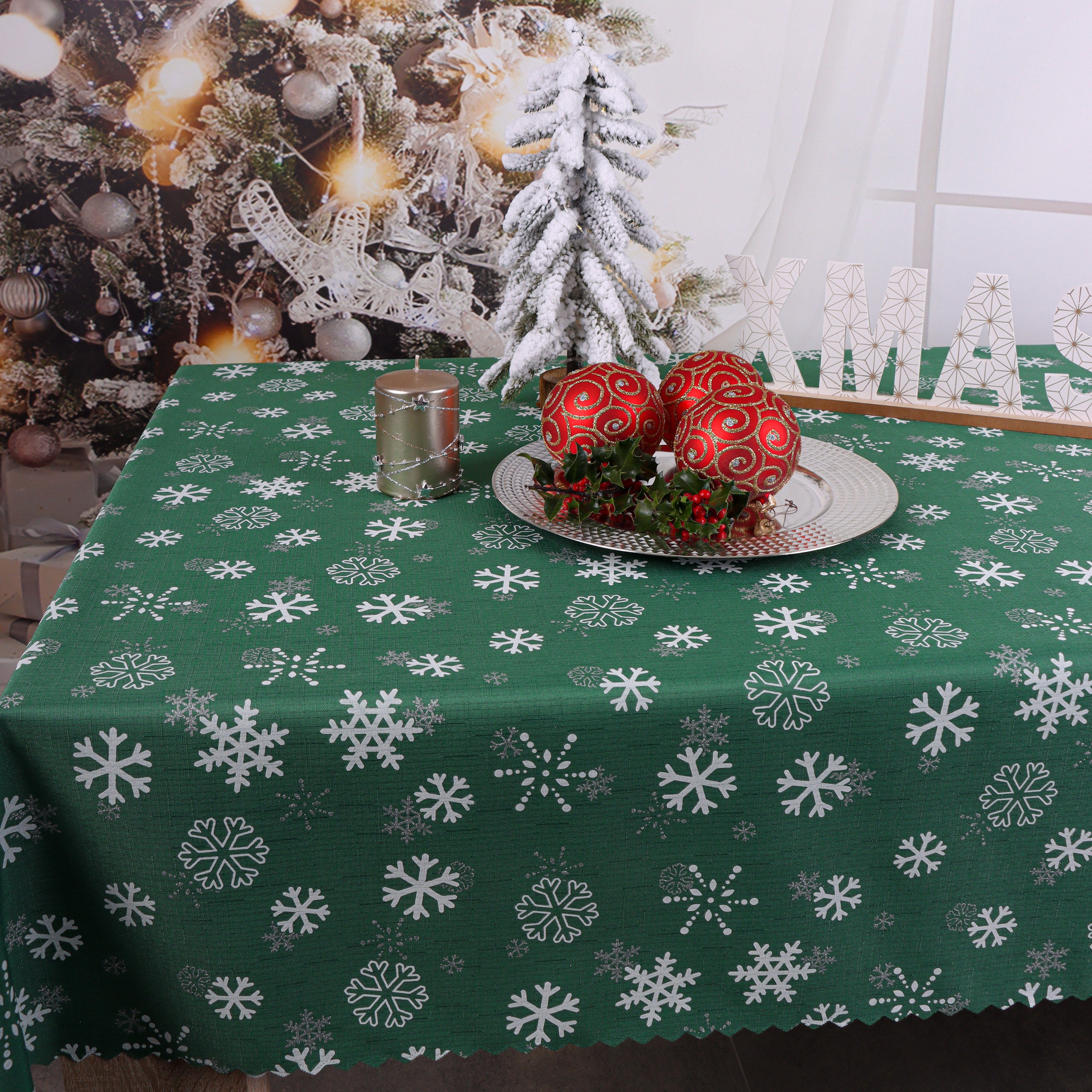 Obrus Świąteczny Śnieżynki – Ciemna zieleń Obrus Świąteczny Śnieżynki – Ciemna zieleń