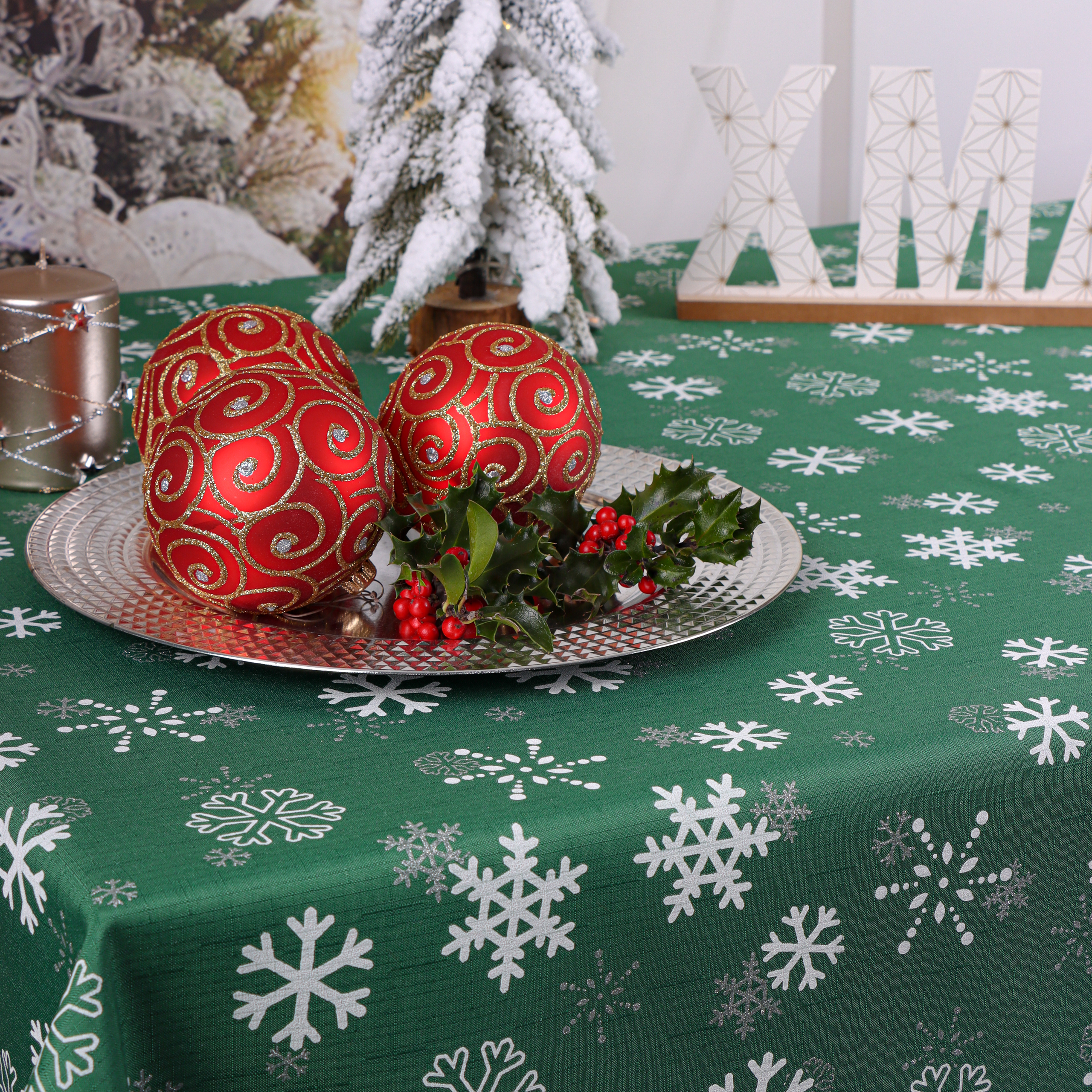 Obrus Świąteczny Śnieżynki – Ciemna zieleń Obrus Świąteczny Śnieżynki – Ciemna zieleń
