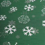 Obrus Świąteczny Śnieżynki – Ciemna zieleń Obrus Świąteczny Śnieżynki – Ciemna zieleń