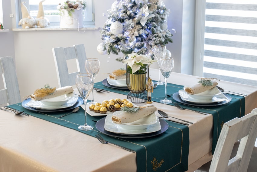 Obrusy z gipiurą i koronkowe