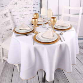 Okrągły biały obrus ze złotą lamówką