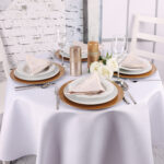 Okrągły biały obrus z białą lamówką