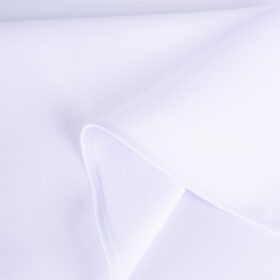 Okrągły biały obrus z białą lamówką