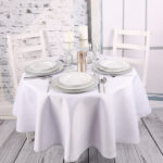 Okrągły biały obrus ze złotą lamówką