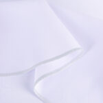 Okrągły biały obrus ze srebrną lamówką