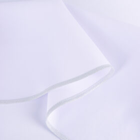 Okrągły biały obrus ze srebrną lamówką