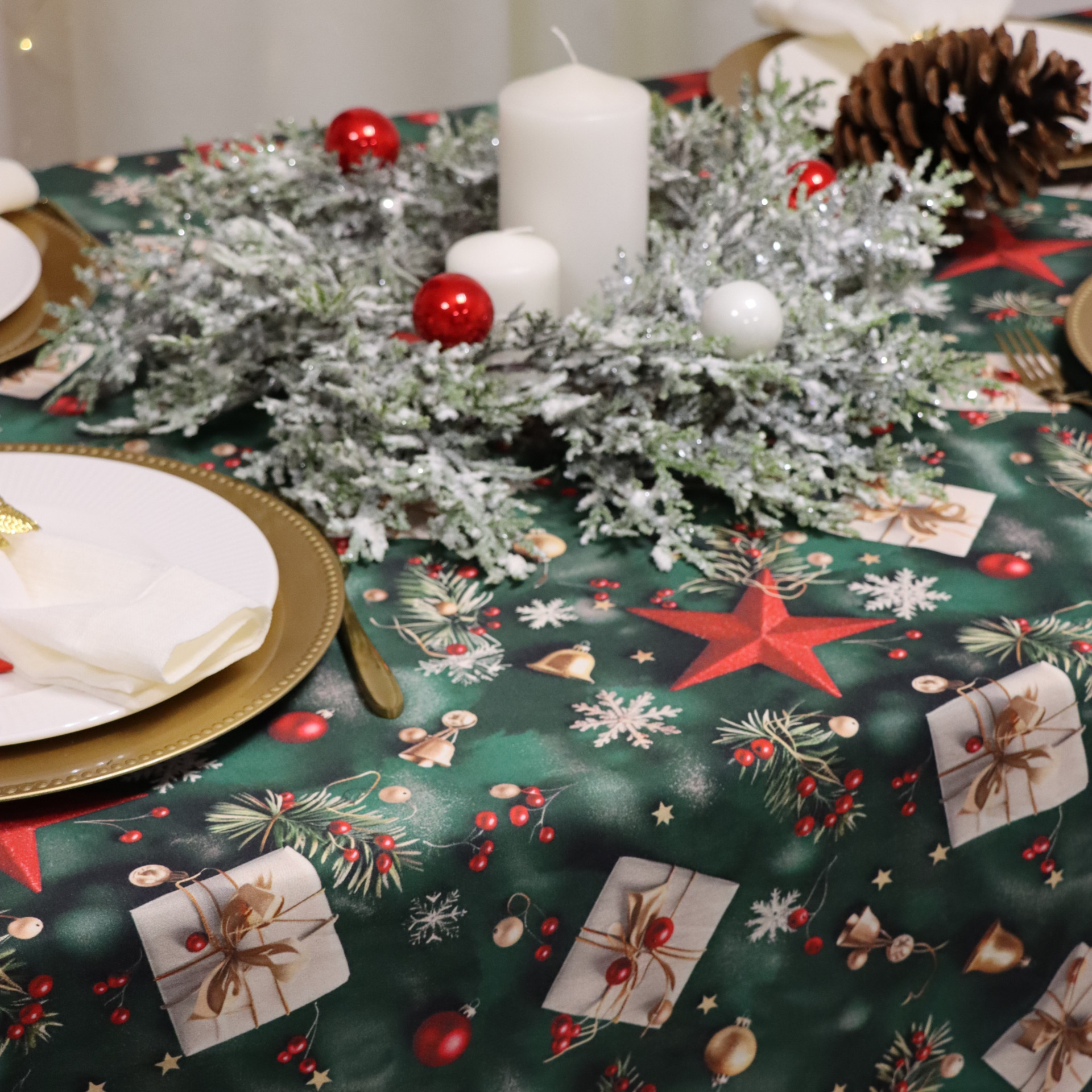 Obrus świąteczny – Zielone dekoracje Obrus świąteczny – Zielone dekoracje