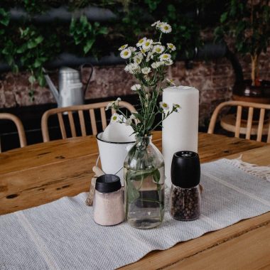 Styl skandynawski w dekoracjach stołów – jak wprowadzić minimalistyczną elegancję do swojego domu?