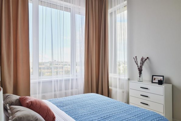 Zasłony w stylu hotelowym – jak wprowadzić luksusowy klimat do swojej sypialni?