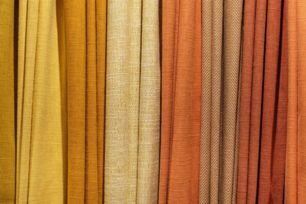 Zasłony w kolorach ziemi – jak wprowadzić naturalny, ciepły klimat do wnętrza?