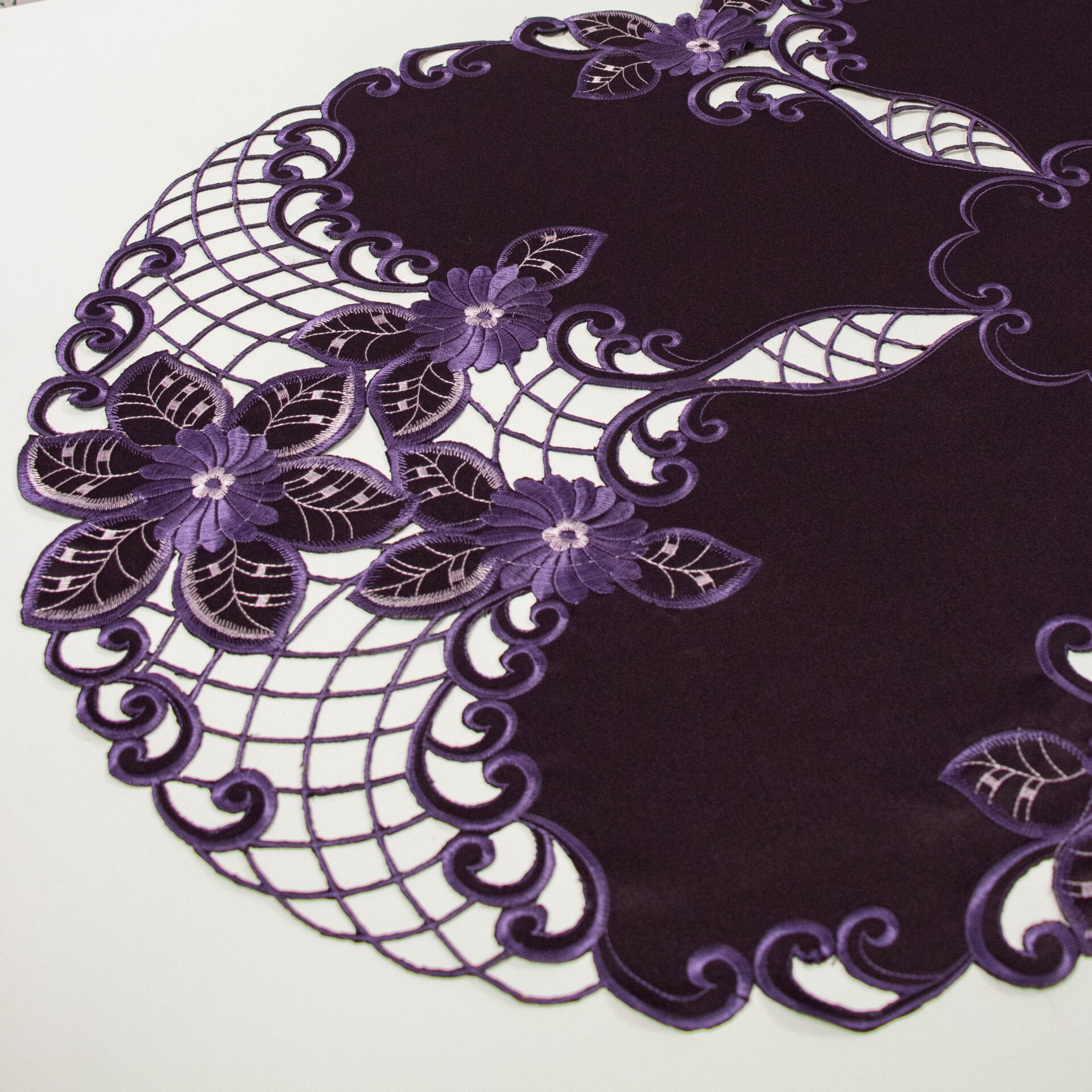 Bieżnik haftowany 60/120 -fiolet Bieżnik haftowany 60/120 -fiolet