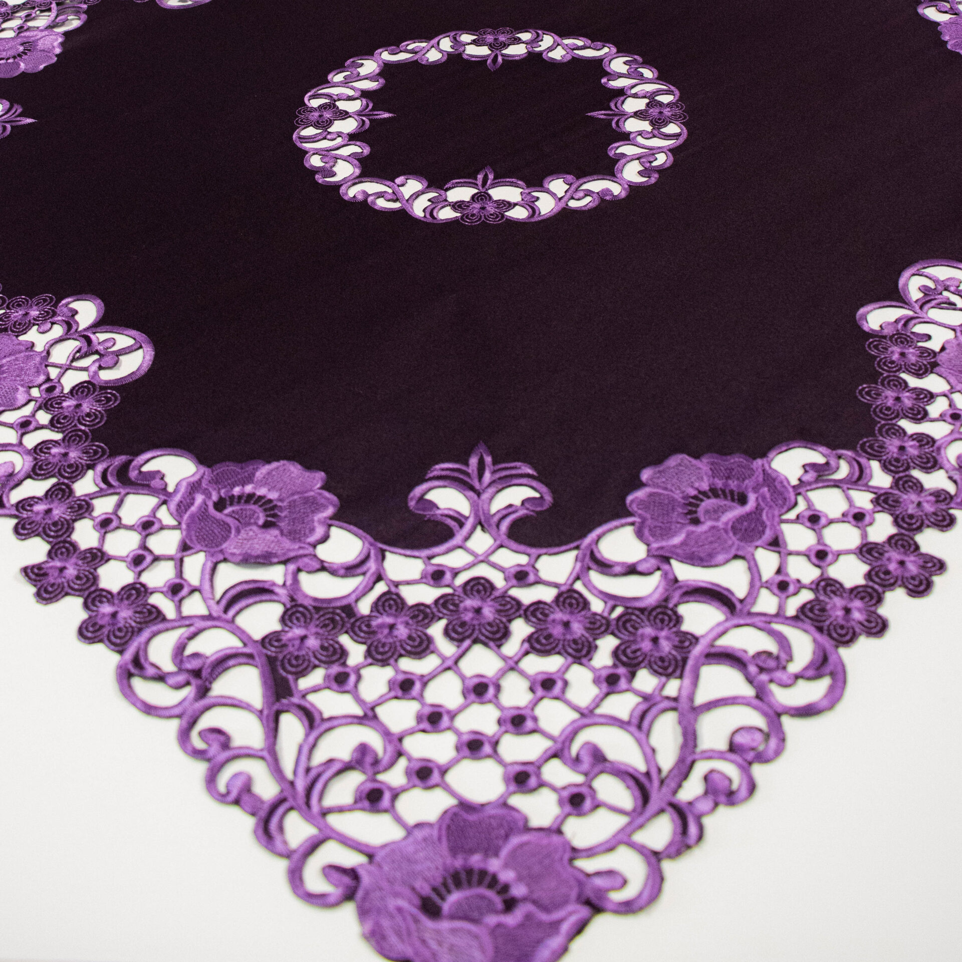 Bieżnik haftowany 60/120 -fiolet Bieżnik haftowany 60/120 -fiolet